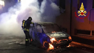 Sant’Elpidio a Mare - Auto distrutta dalle fiamme, danni anche alla palazzina